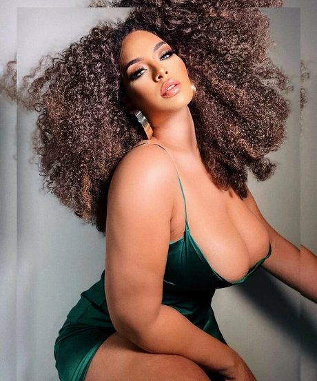 sirensaysseduce adult model picture