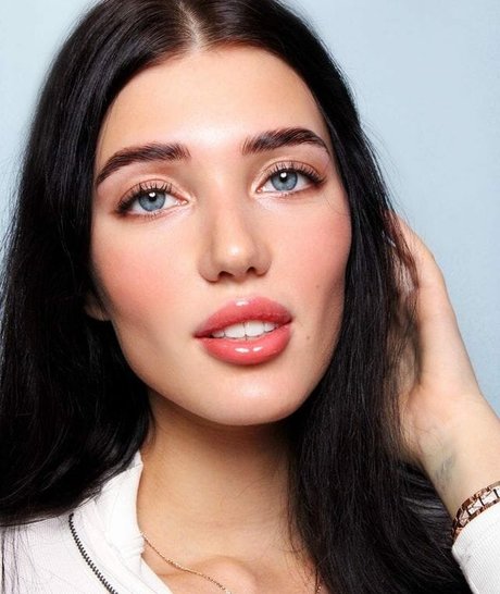 Alina Enero nude model img