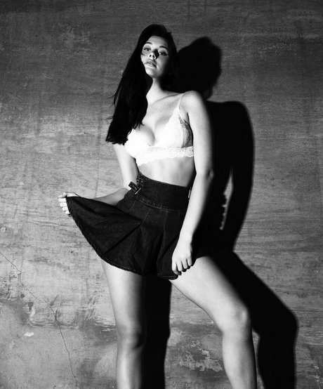 Sarah Waddles naked model photos