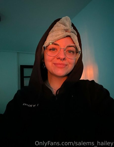 salems hailey model pretty pic