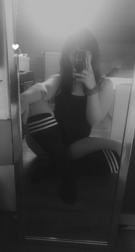 Yadisthantos naked model image