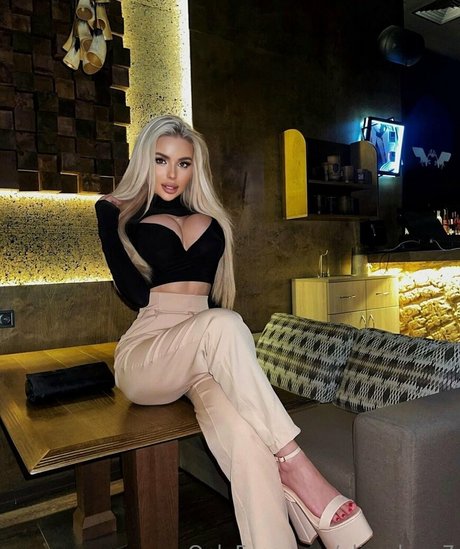 elise luna7 model picture