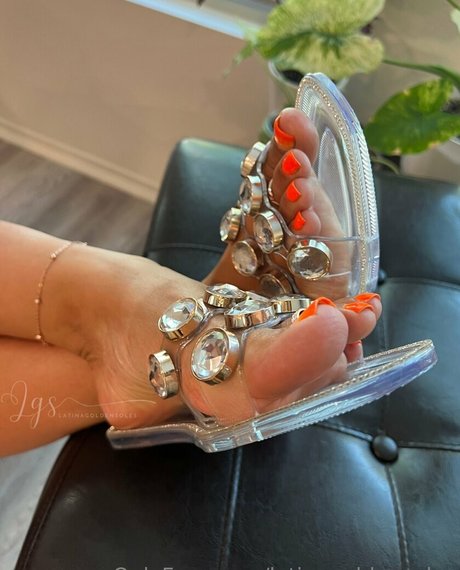 latinagoldensoles nice model photo