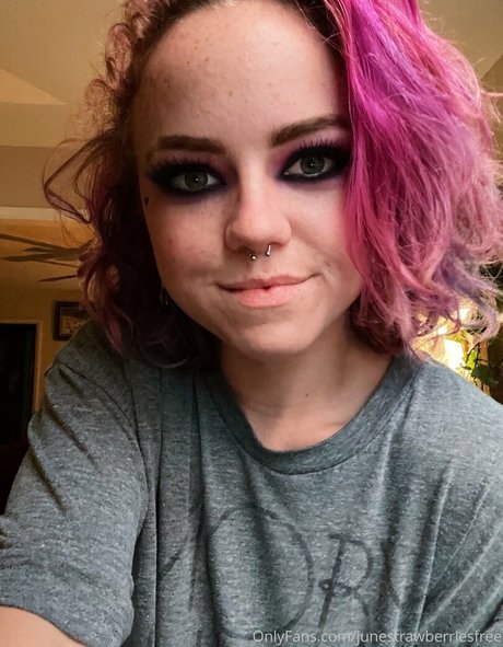 junestrawberriesfree exclusive pornstar img