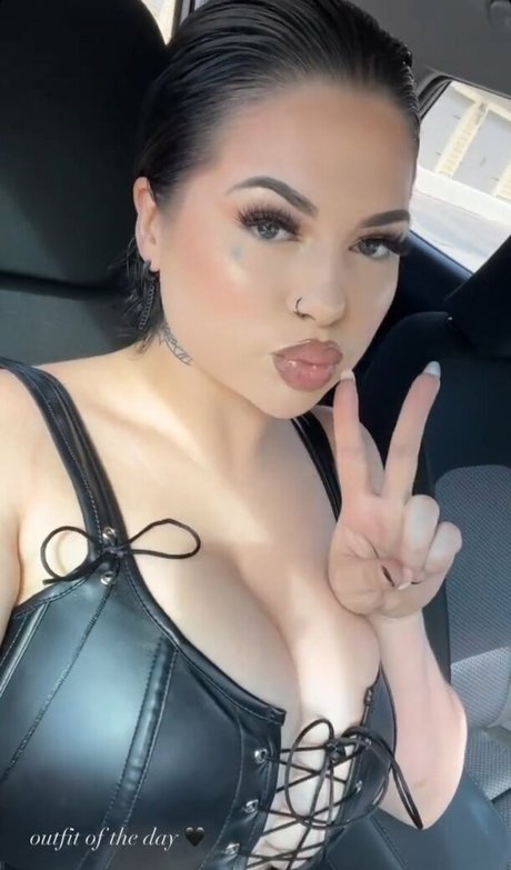 colvincherry model erotic photos