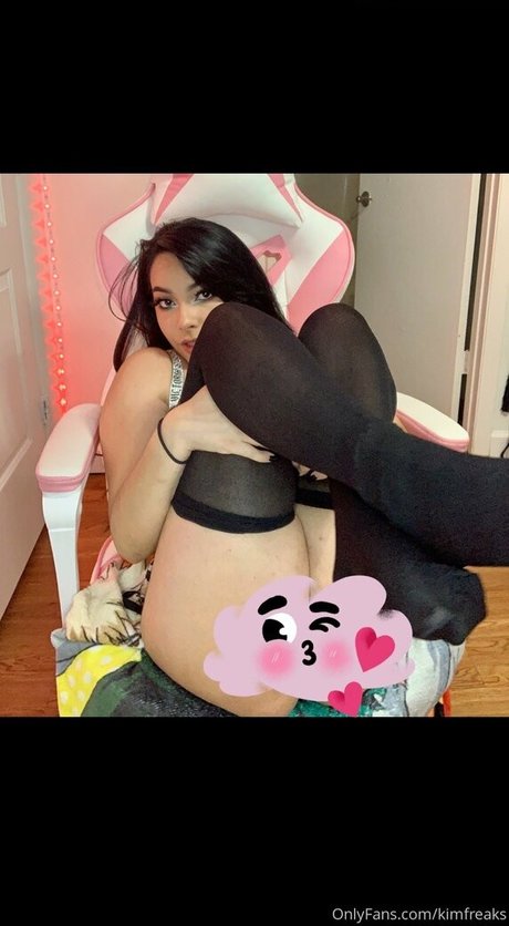 kimfreaks model naked photos
