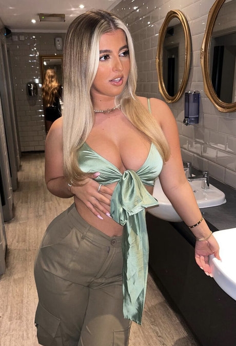 Izzy Taffs model porn pic