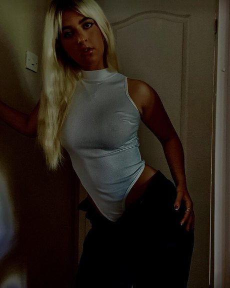 Izzy Taffs star art photo