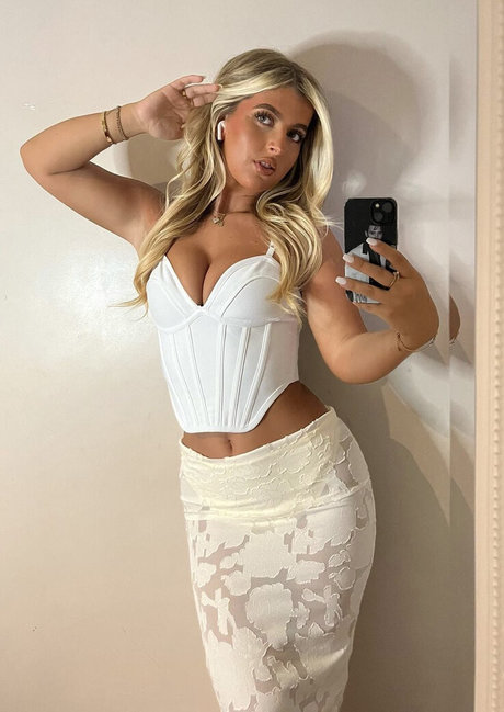 Izzy Taffs art model pics