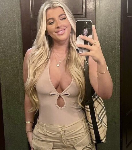 Izzy Taffs model hot img