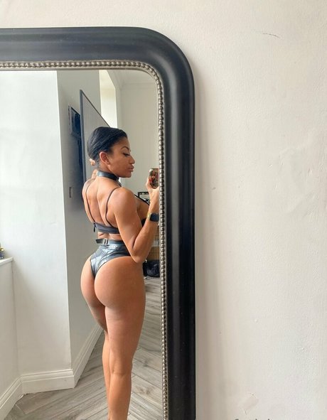 kikiluxxxe erotic model pictures