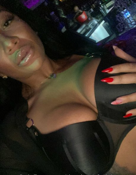 kikiluxxxe star free pics