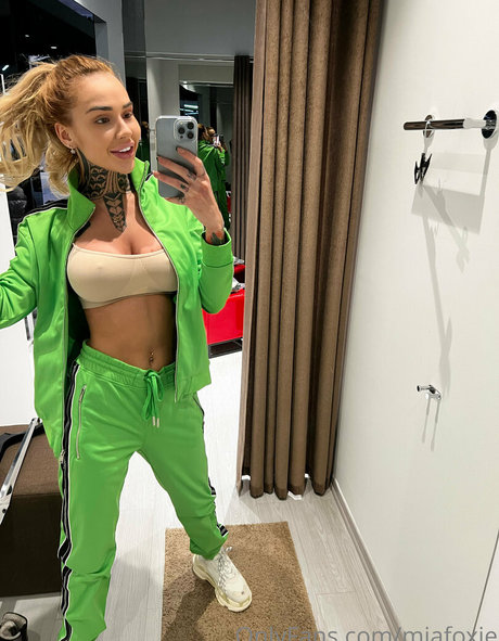 miafoxie nude star gallery