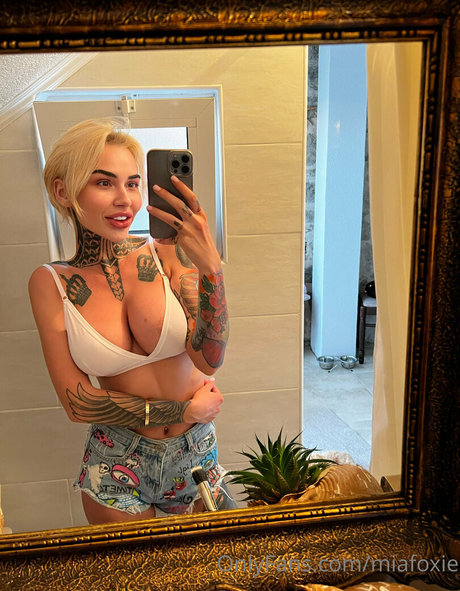 miafoxie adult actress pic