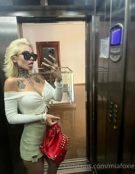 miafoxie pornstar adult image