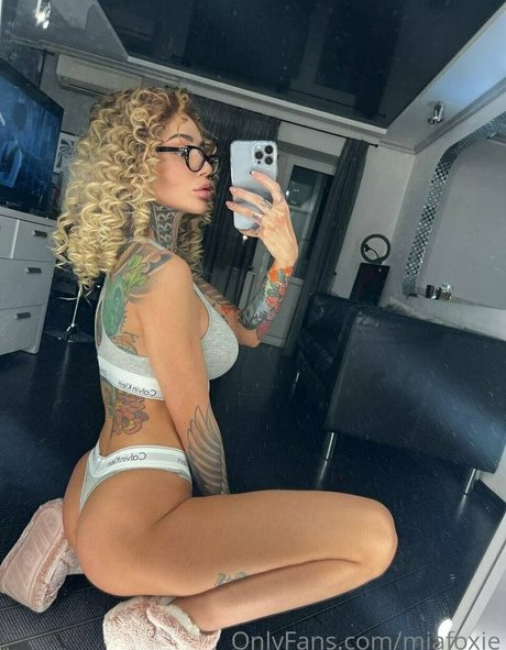 miafoxie adult actress pics