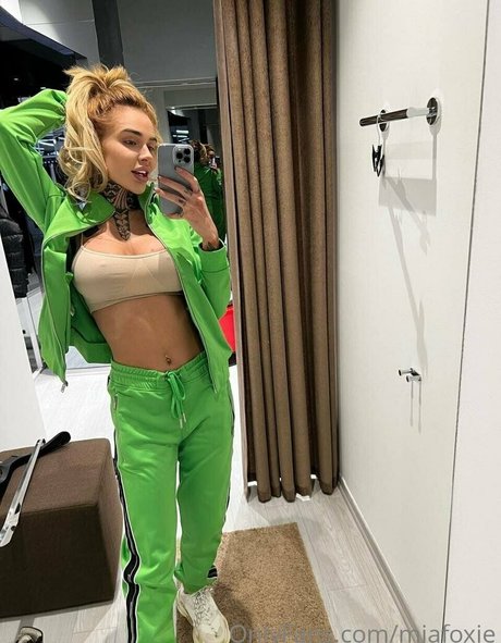 miafoxie naked pornstar archive