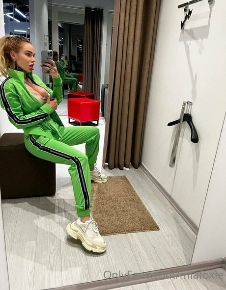 miafoxie model pornographic image