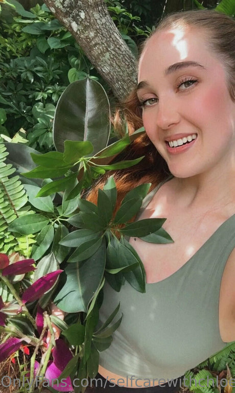 selfcarewithchloe model top image