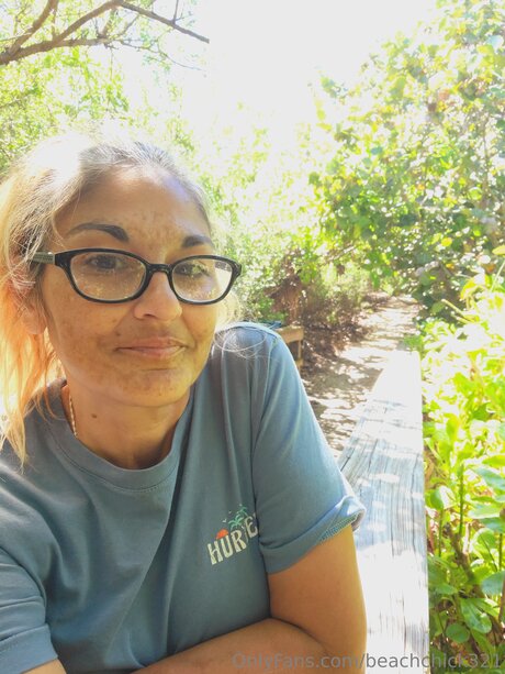 Beach Chick 321 art model pic