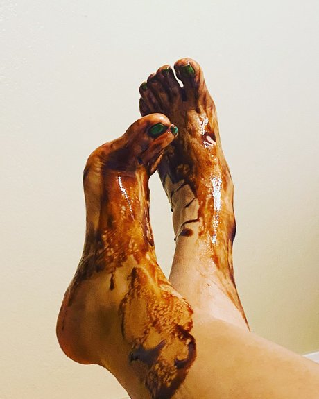 Barefoot Mulatto nudes star image