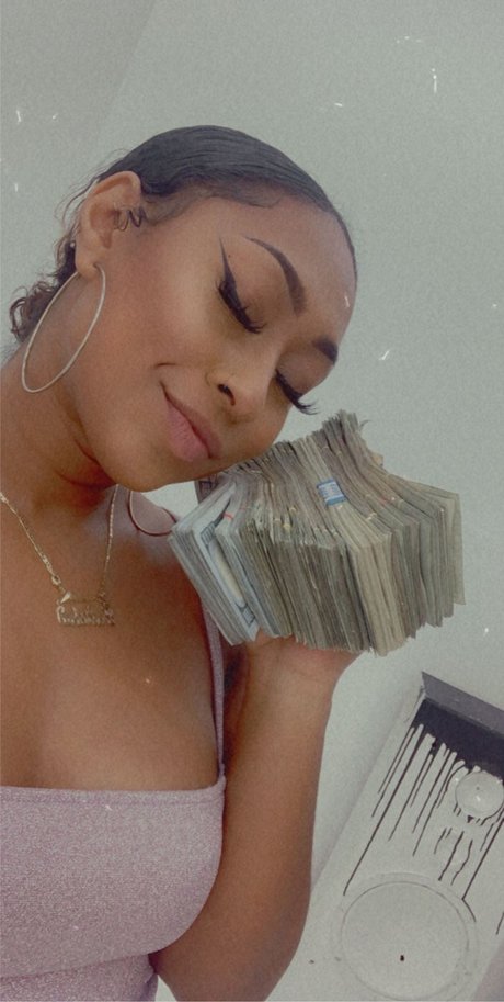 Millk_ model hot img