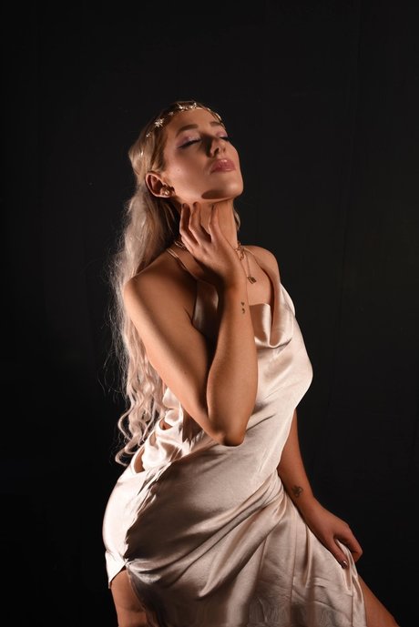 Caroline Rose model naked pictures