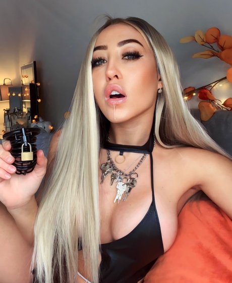 Miss Evie Lock_ model top photo