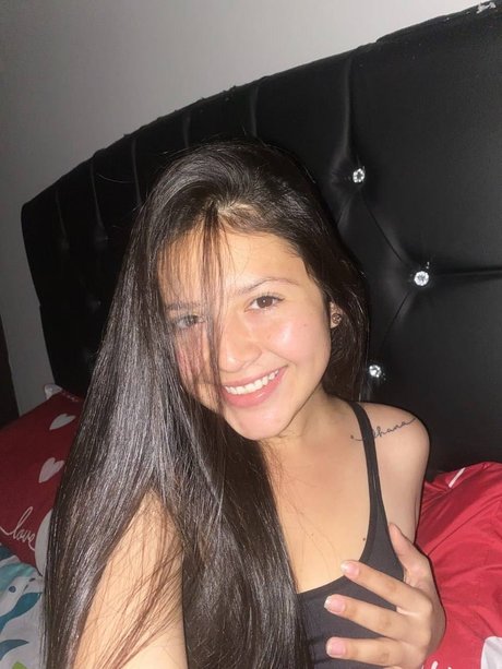 Carolina s little world_ erotic model img