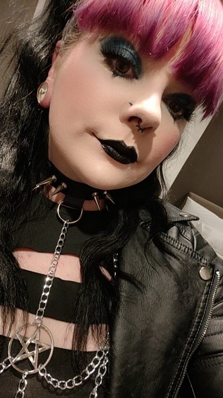 Batty Babe nudes model pictures