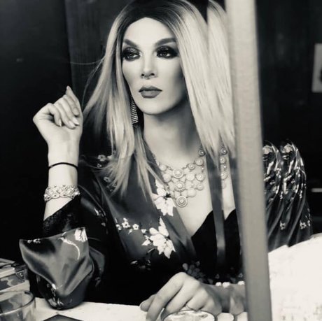 Misty Daze naked star img