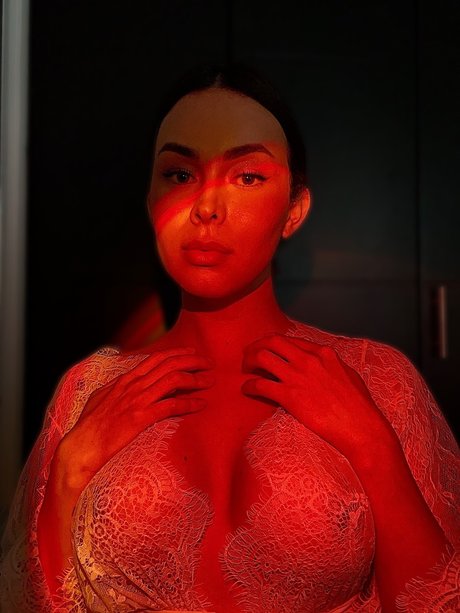 Zoee Morales pretty model img