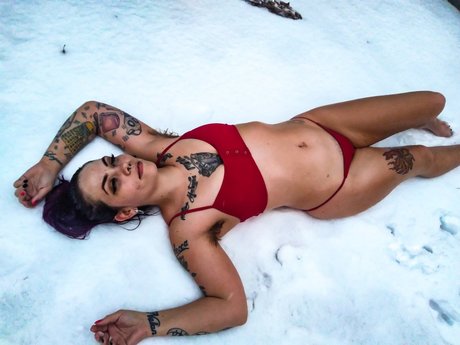 Holly Airs beautiful model pics