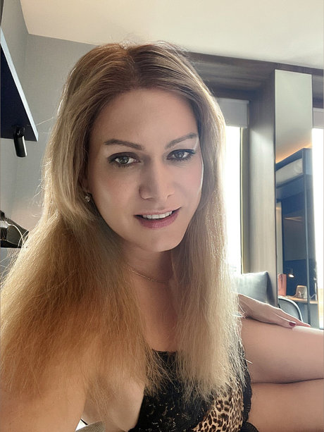 monisavanboc beautiful model photo