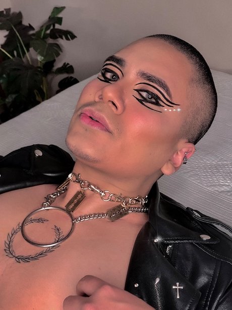 Enrique P rez model perfect pic