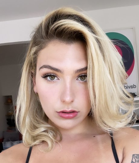 Moxie Doll naked actress photo