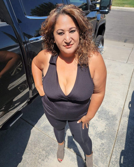 Ms Curvy V nice actress photo