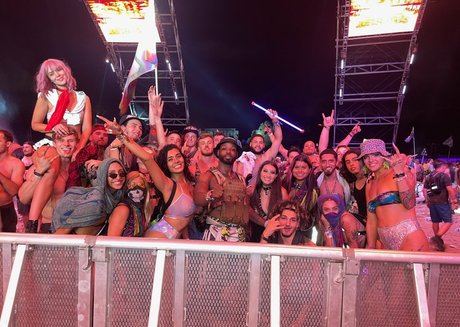 withlovesaraxo sexy model photo