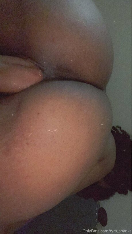 tyra spanks adult model pic