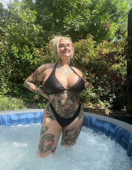 stupiderandhotter star naked pic