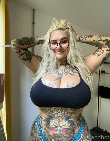 stupiderandhotter star exclusive photo