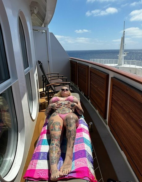 huge fake tits onlyfans xxx img