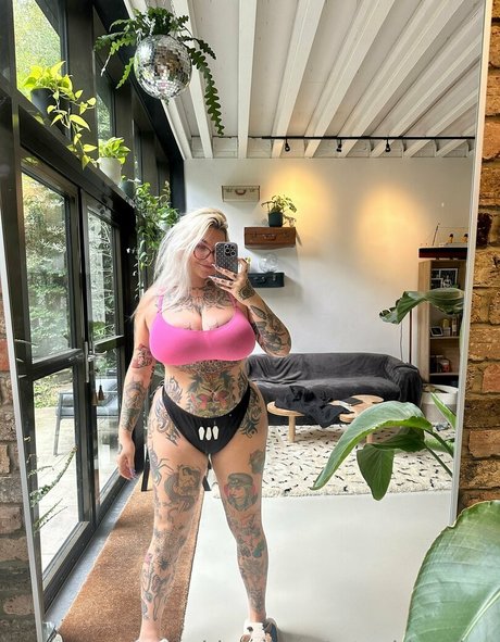 stupiderandhotter best model pic