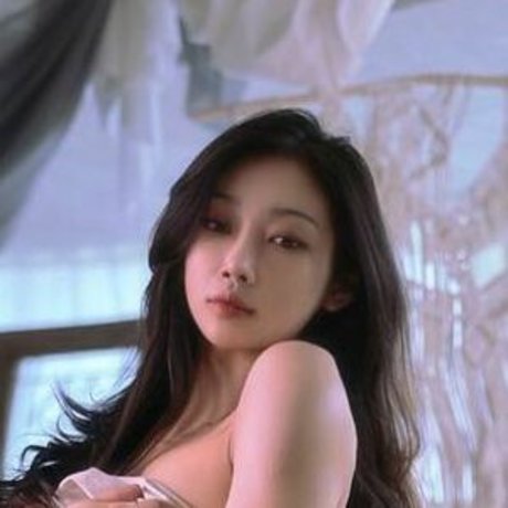 minnie x model adult img