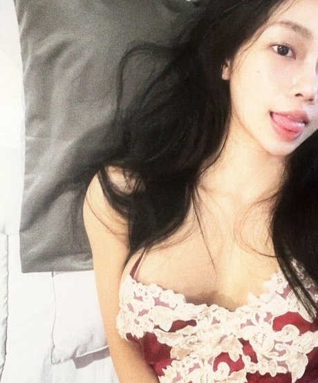 minnie x sexy model pic