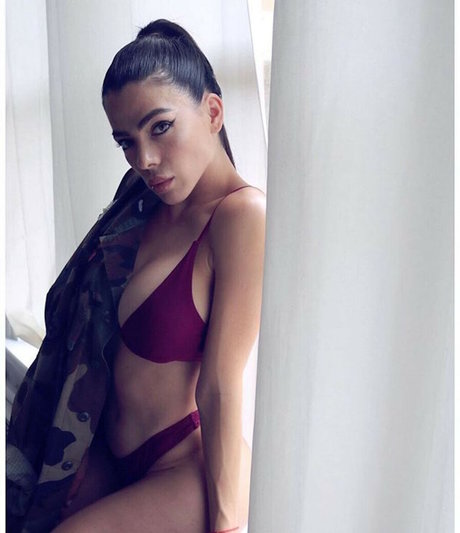 danellaurbaytv model erotic picture