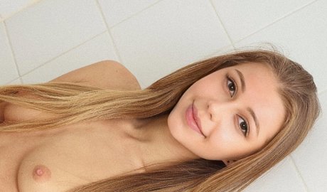 sarahisizzu model hd photos