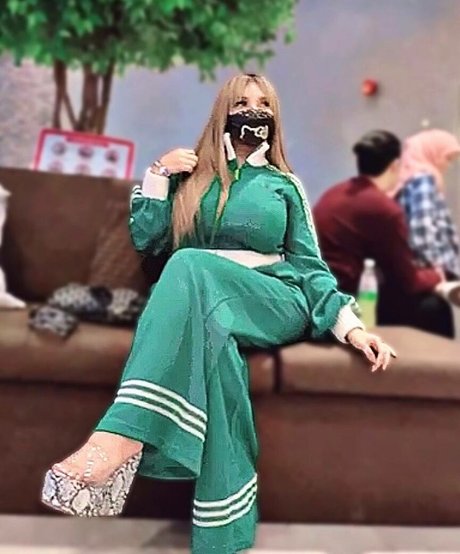 MekSarrah pretty model image