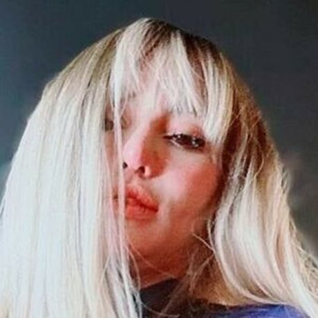 MekSarrah model pornographic images