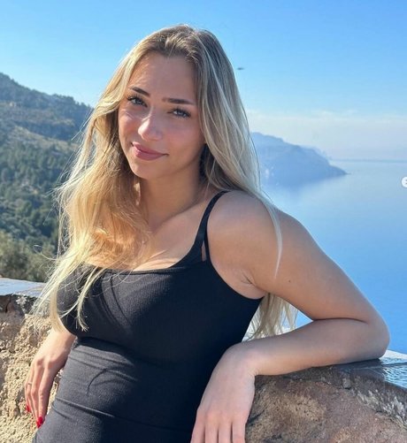 Delfine Stal star nudes archive